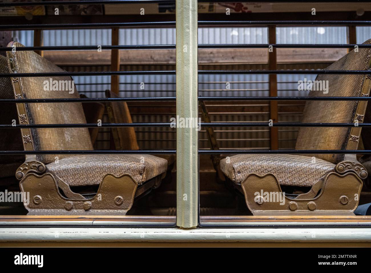 sedili in canna di zucchero sul trolley che potrebbero essere invertiti a seconda della direzione del trolley e delle preferenze dei passeggeri Foto Stock