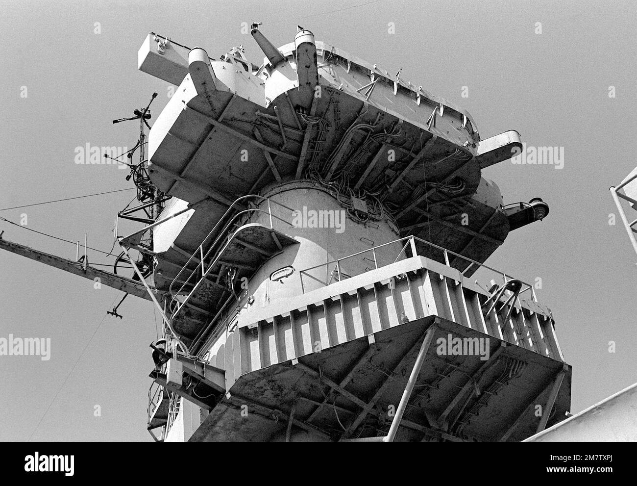 Una vista verso l'alto del ponte a bordo della nave da guerra IOWA (BB-61). La nave è in deposito di mothball qui. Base: Philadelphia Stato: Pennsylvania (PA) Paese: Stati Uniti d'America (USA) Foto Stock