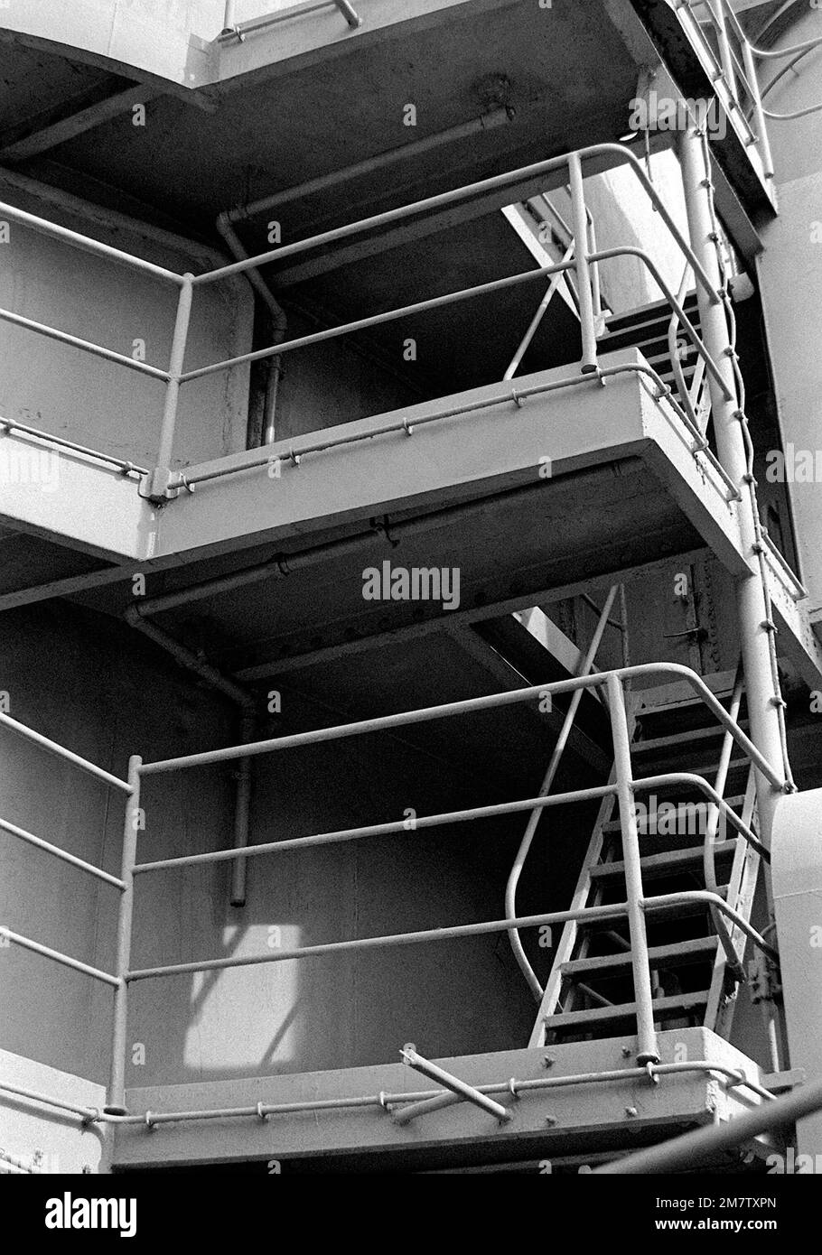 Vista delle scale nella zona del ponte DELL'IOWA (BB-61). La nave è in deposito di mothball qui. Base: Philadelphia Stato: Pennsylvania (PA) Paese: Stati Uniti d'America (USA) Foto Stock