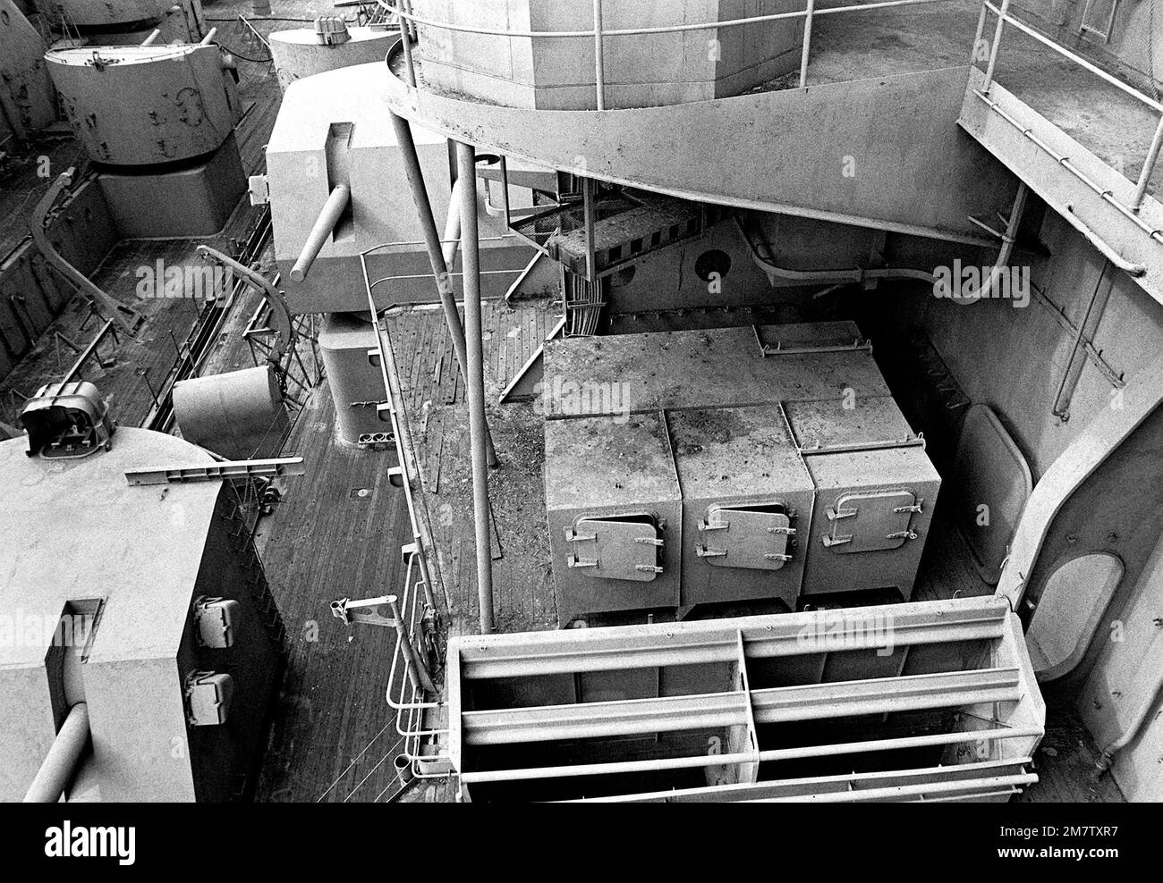 Attrezzi immagazzinati sul ponte vicino al ponte DELL'IOWA (BB-61). La corazzata è qui in deposito di pallamano. Base: Philadelphia Stato: Pennsylvania (PA) Paese: Stati Uniti d'America (USA) Foto Stock