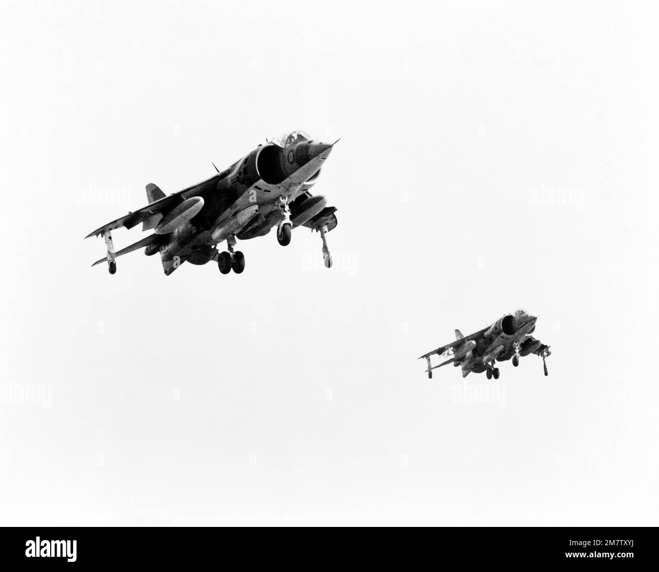 Una vista frontale destra di due aerei AV-8A Harrier, schierati a bordo della nave d'assalto anfibio USS NASSAU (LHA-4), in volo. Paese: Mar Mediterraneo (MED) Foto Stock