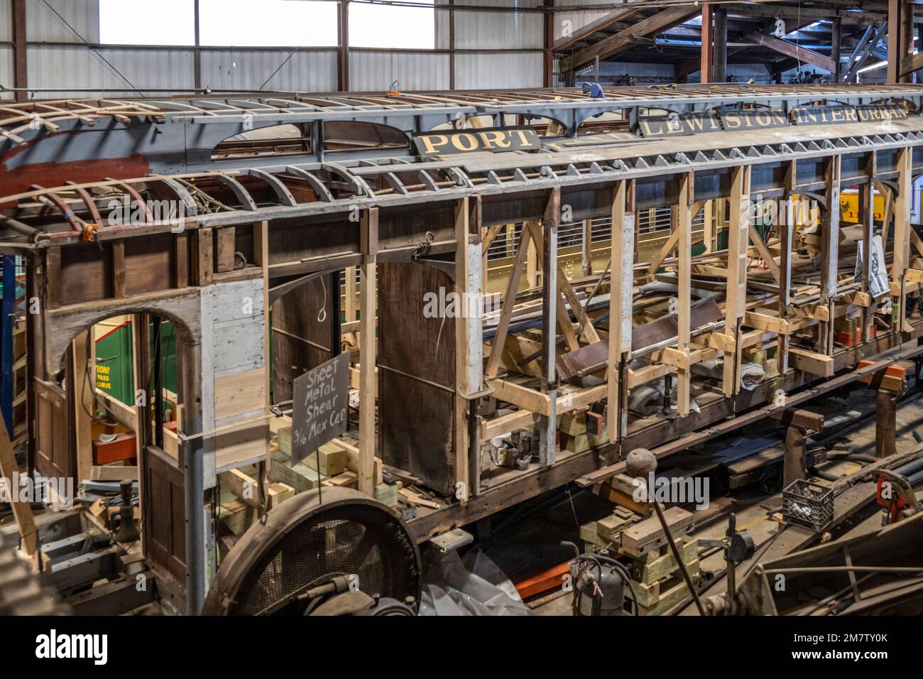Donald G Curry Town House Shop utilizzato per restaurare e riparare le vecchie auto del tram al Seashore Trolley Museum Foto Stock