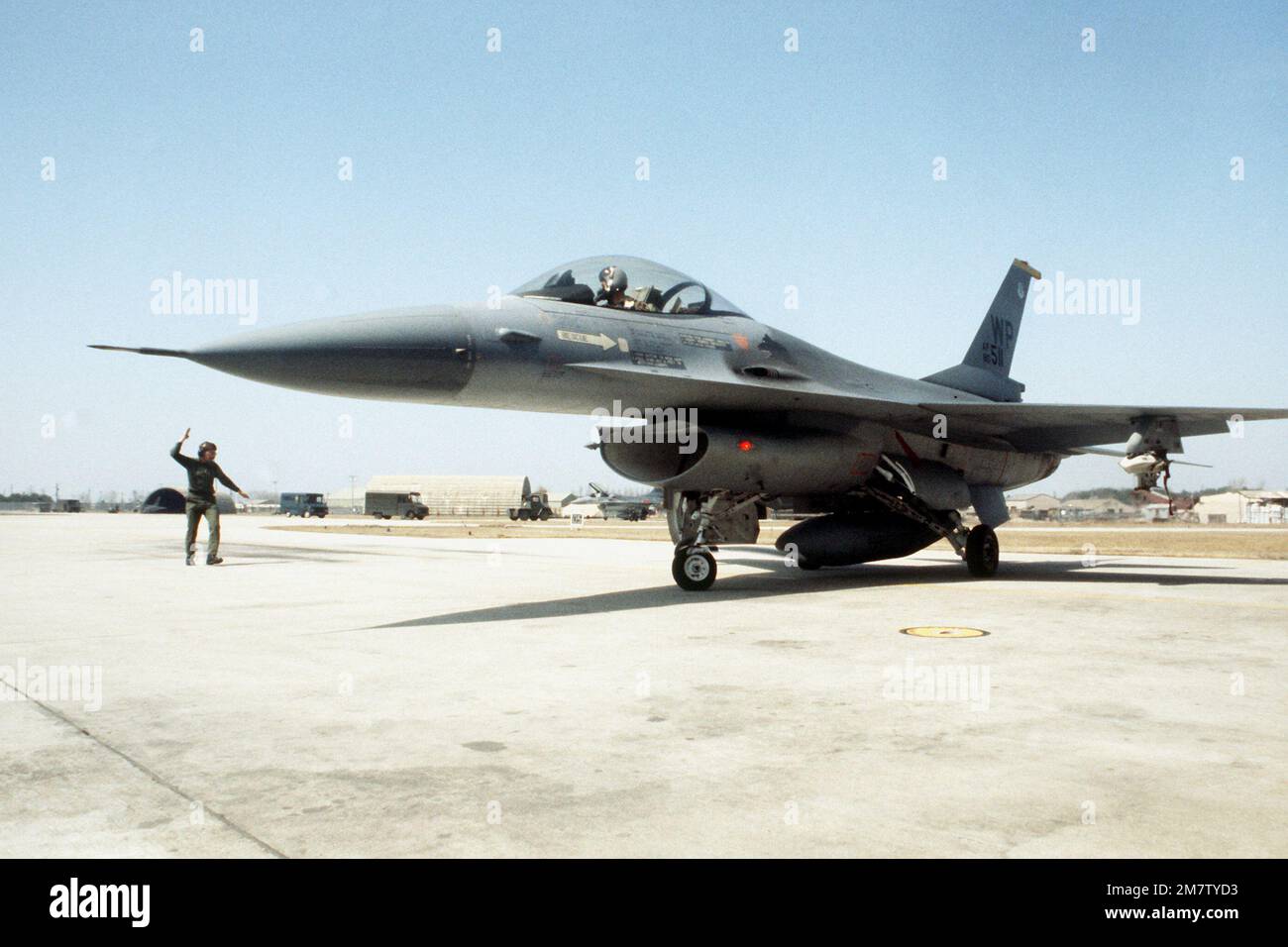Vista frontale destra di un F-16 Fighting Falcon Aircraft che si sposta nella zona di disarmo al termine di una missione durante l'esercizio Team Spirit '82. Soggetto operativo/Serie: TEAM SPIRIT '82 base: Kwang Ju Air base Paese: Corea Foto Stock