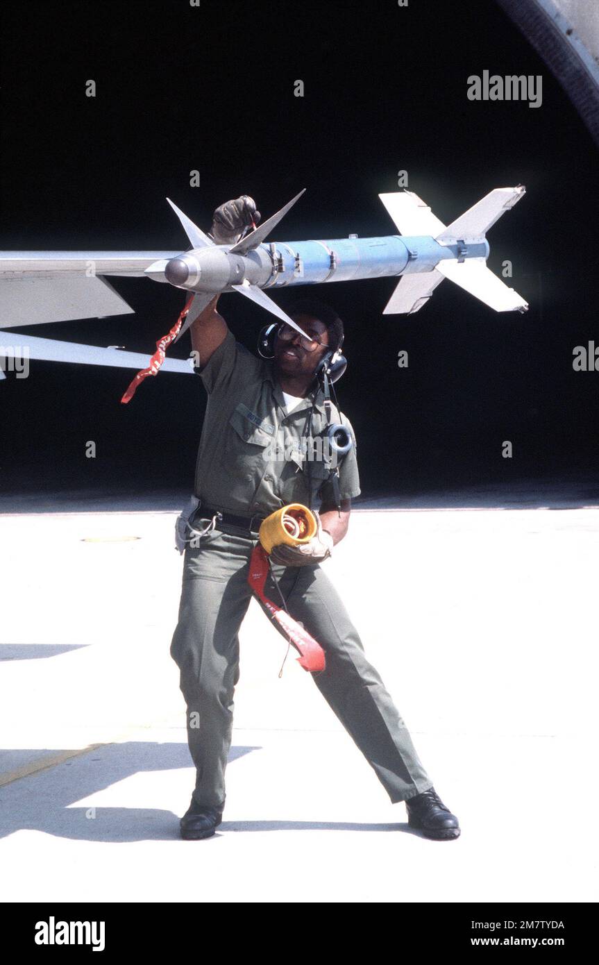 La manutenzione del preflight viene eseguita su un missile aria-aria AIM-9 Sidewinder montato su un aeromobile Falcon combattente F-16 durante l'esercizio Team Spirit '82. Oggetto operativo/Serie: TEAM SPIRIT '82 base: KUNSAN Air base Paese: Repubblica di Corea (KOR) Foto Stock