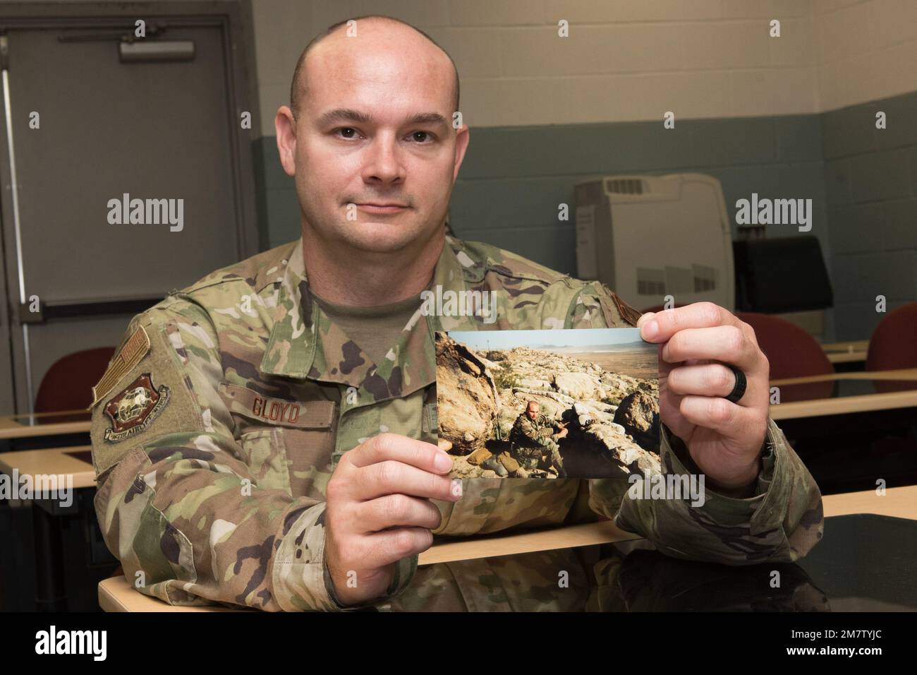 STATI UNITI Master senior dell'aeronautica Sgt. Brad Gloyd ha servito nell'esercito per quattro anni prima di arruolarsi nell'ala di sollevamento di 167th dove ora funge da capo senior delle operazioni di difesa cibernetica arruolato. In onore del giorno delle forze armate, il 167th Airlift Wing Heritage and Diversity Council riconosce i diversi background degli Airlift Wing Airmen 167th e mette in evidenza il loro servizio precedente. Foto Stock