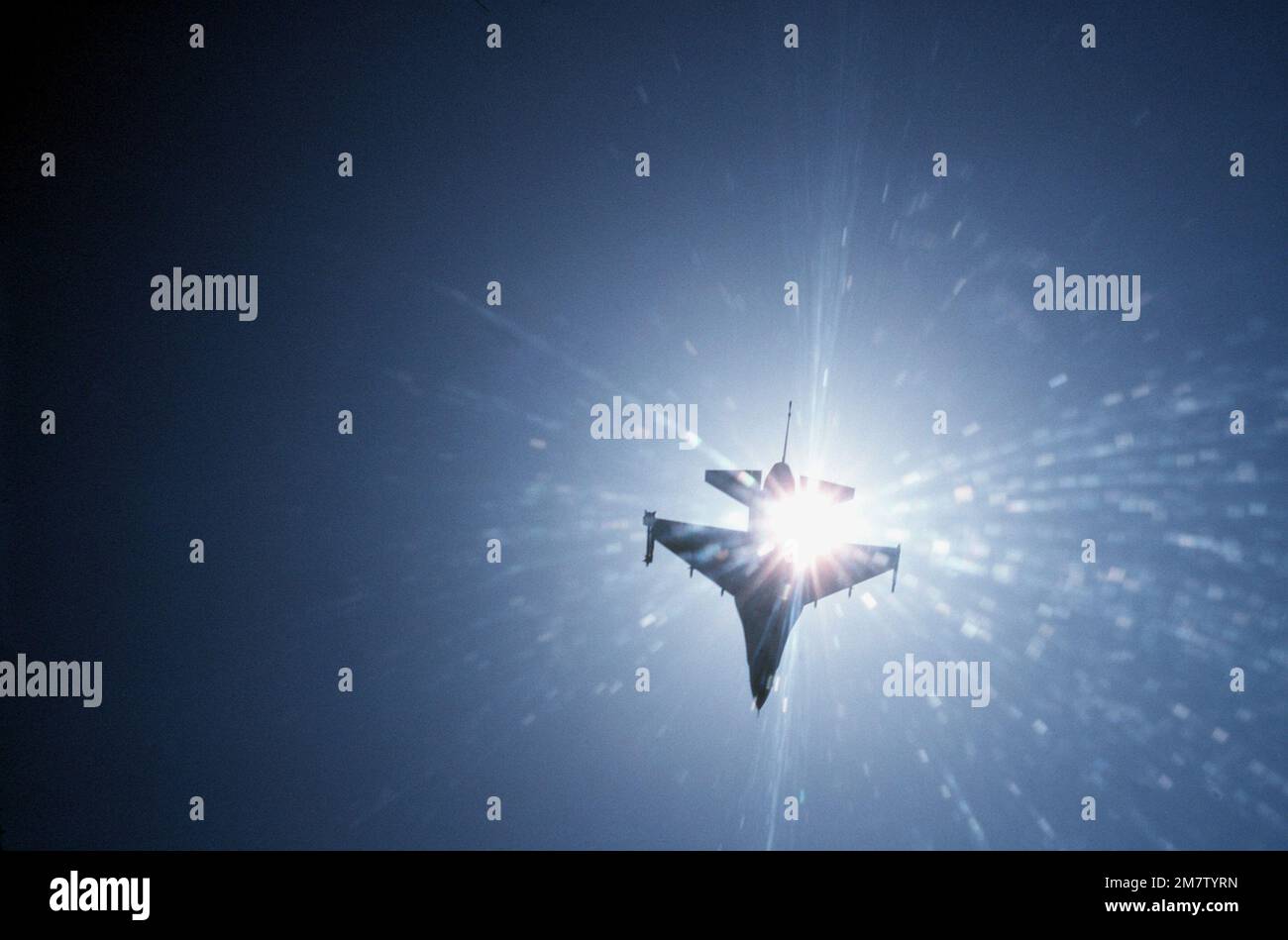 Un aereo F-16 Fighting Falcon in volo è stagliato dal sole durante l'esercizio Team Spirit '82. Soggetto operativo/Serie: TEAM SPIRIT '82 Paese: Corea del Sud Foto Stock