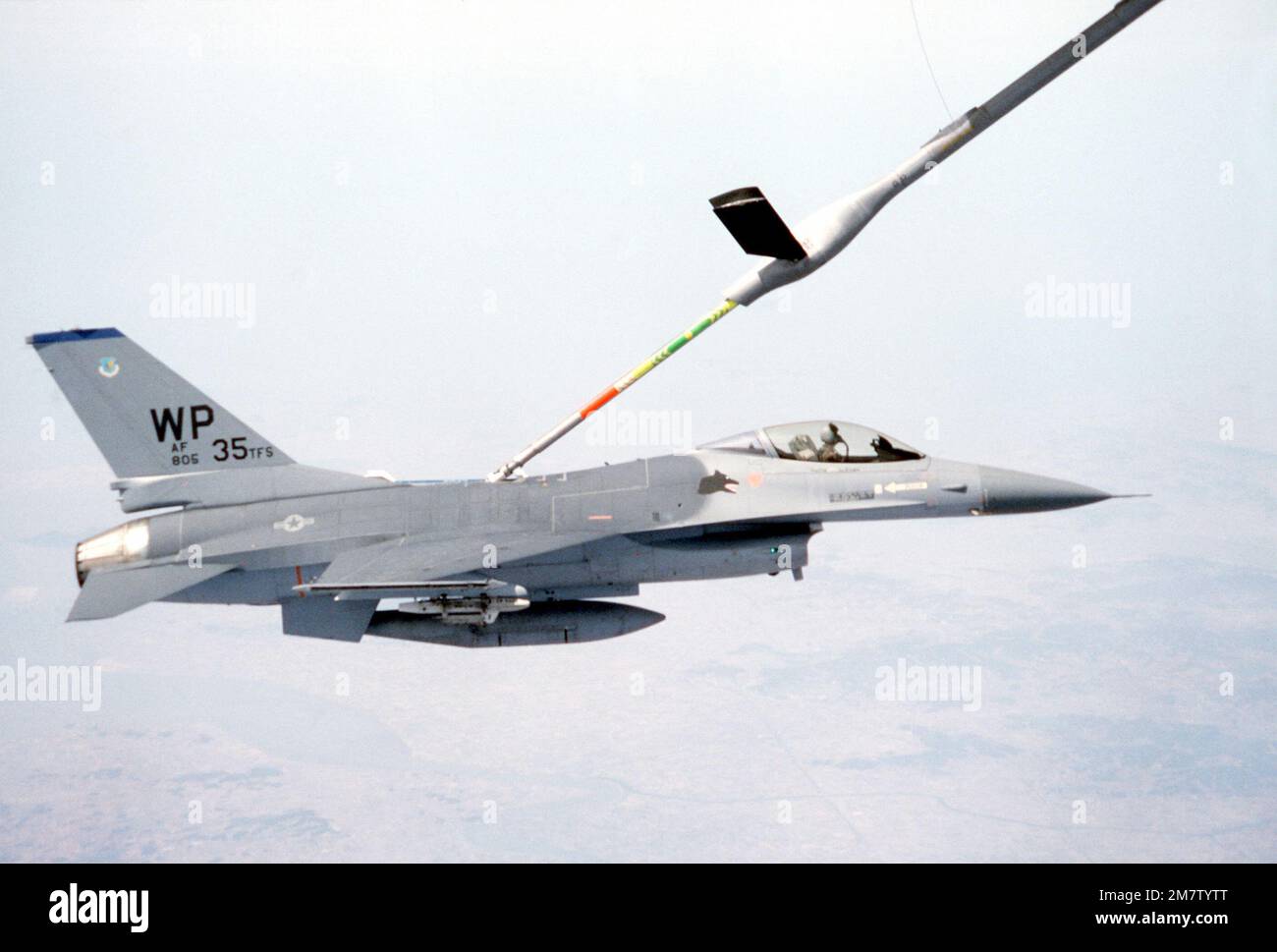 Vista laterale destra di un F-16 Fighting Falcon Aircraft che riceve il rifornimento in volo da un KC-135 Stratotanker Aircraft durante l'esercizio Team Spirit '82. Subject Operation/Series: TEAM SPIRIT '82 base: Osan Air base Paese: Repubblica di Corea (KOR) Foto Stock