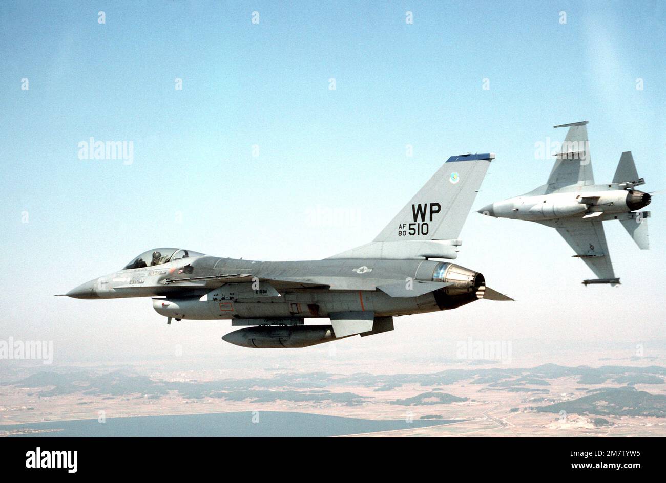 Due aerei F-16 Fighting Falcon in volo durante l'esercizio Team Spirit '82. Soggetto operativo/Serie: TEAM SPIRIT '82 Paese: Corea del Sud Foto Stock