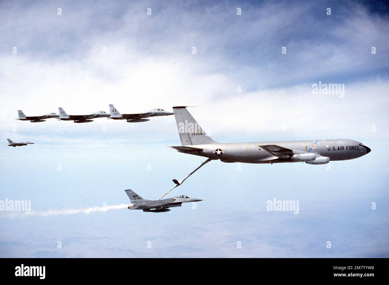 Un aereo F-16 Fighting Falcon riceve il rifornimento in volo da un aereo KC-135 Stratotanker. Sullo sfondo ci sono tre aerei Thunderbolt II a-10 e un altro F-16. Gli aerei partecipano all'esercizio Team Spirit '82. Subject Operation/Series: TEAM SPIRIT '82 base: Osan Air base Paese: Repubblica di Corea (KOR) Foto Stock