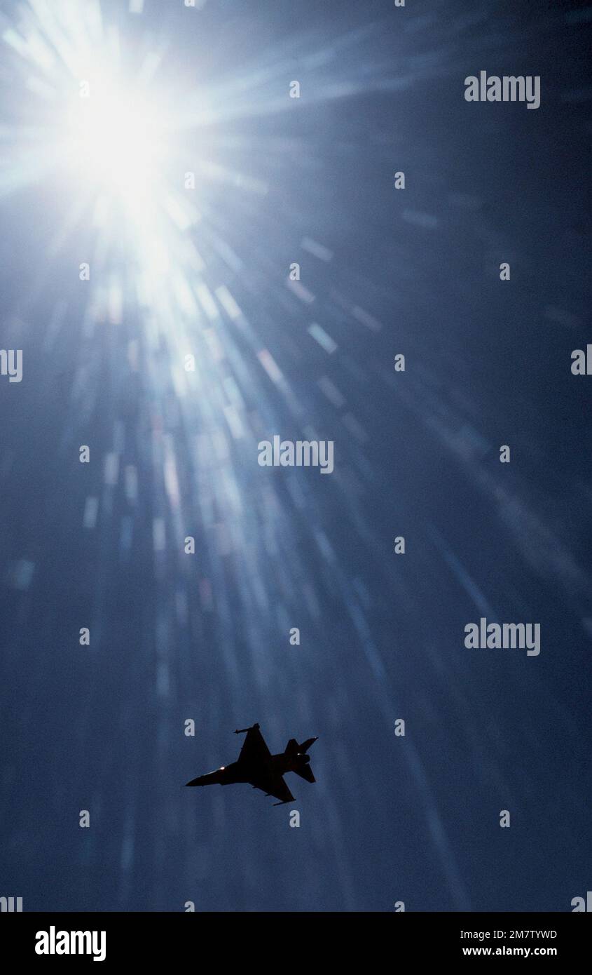 Vista dall'alto a sinistra di un F-16 aereo da combattimento Falcon in volo durante l'esercizio Team Spirit '82. Soggetto operativo/Serie: TEAM SPIRIT '82 Paese: Corea del Sud Foto Stock