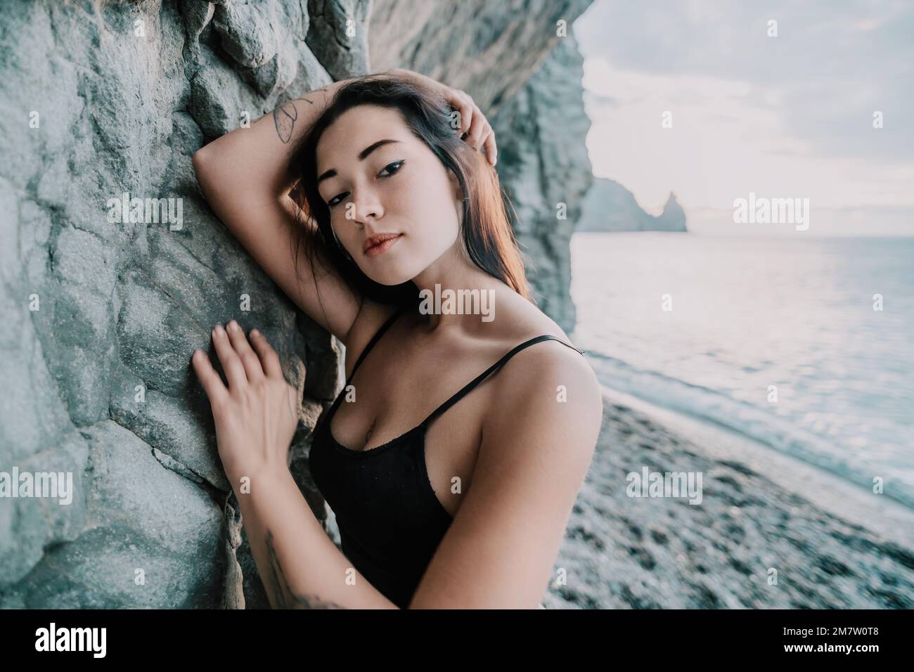 Ritratto di allegra ragazza arrampicatrice che riposa su un basalto vulcanico Foto Stock