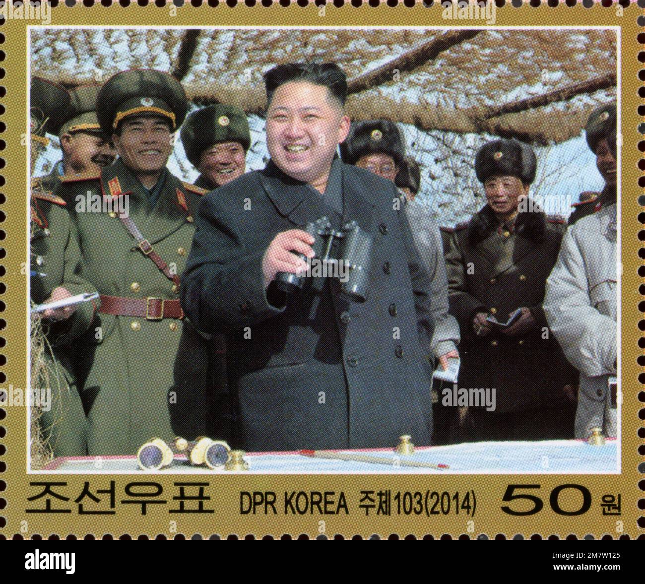 2014 francobollo della Corea del Nord con Kim Jong-un che ispeziona le unità militari del IV corpo DEL KPA nel giorno di Songun, prima politica militare. Foto Stock