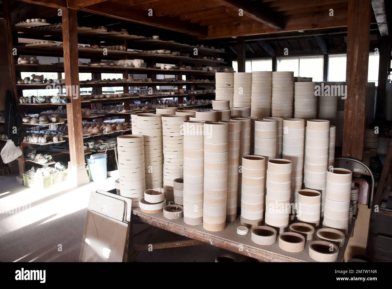 Tradizionale studio di porcellana nella città di Arita in Giappone, un famoso centro di produzione di porcellana Foto Stock