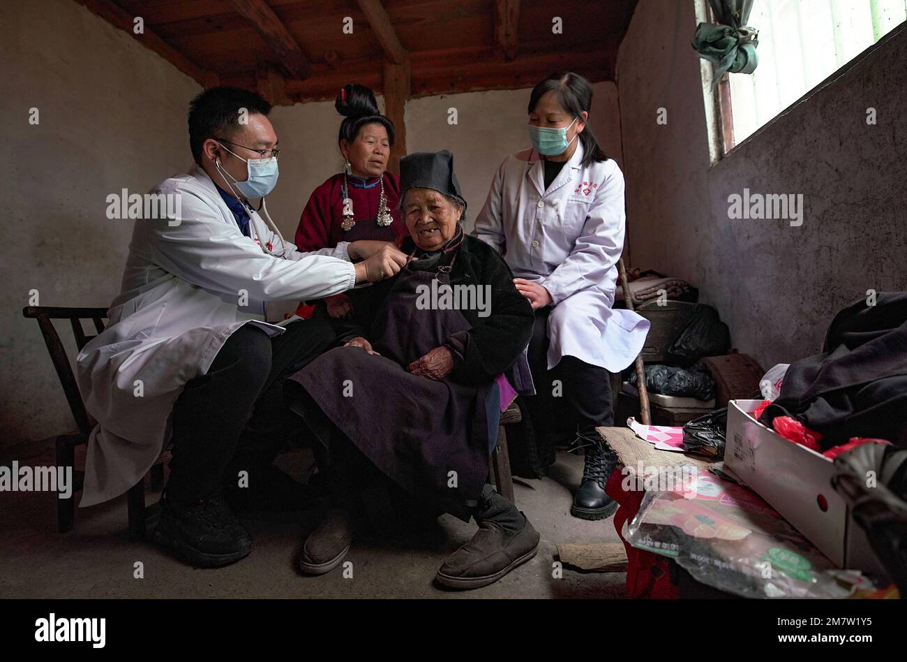QIANDONGNAN, CINA - 11 GENNAIO 2023 - i medici forniscono servizi medici agli abitanti del villaggio con difficoltà di mobilità nel villaggio di Mazhai di Qiandongnan Miao Foto Stock