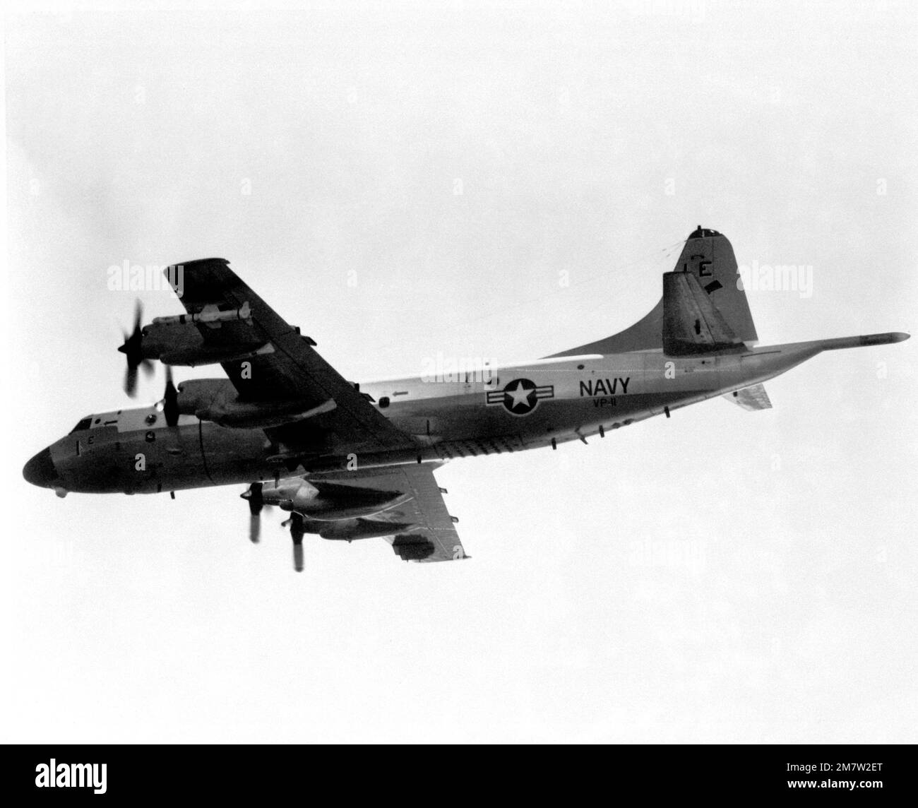 Una vista dal basso lato sinistro aria-aria di un aeromobile P-3C Orion del Patrol Squadron 11 (VP-11), armato di un MISSILE ARM/RGM-84 Harpoon montato sulla punta dell'alare sinistra. Paese: Sconosciuto Foto Stock
