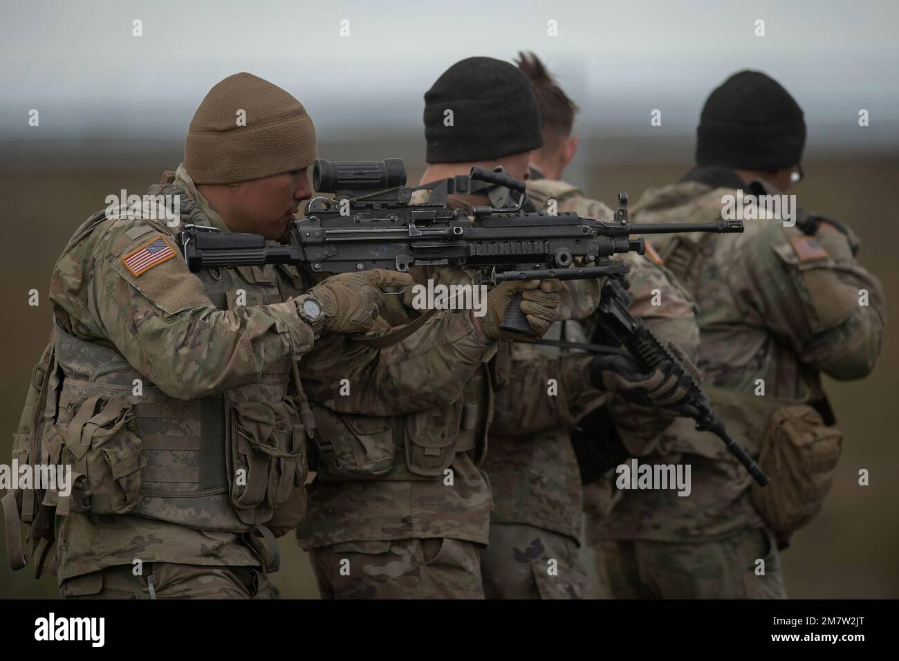 Prima di entrare nella fucilazione, i soldati della Charlie Company praticavano movimenti di squadra all'esterno. Idaho Army National Guard Soldiers from Charlie Company, 2-116th Combined Arms Battalion ha trascorso una parte del loro allenamento annuale lavorando all'interno dell'Orchard Combat Training Center Shoot House. The Shoot House non è un'altra gamma, ma un ambiente di allenamento tattico in cui i soldati affinare le loro abilità nell'entrare e ripulire una stanza e vari passaggi in aree ristrette e vicine. L'esercizio richiede ai leader della squadra di comunicare chiaramente le indicazioni per identificare potenziali minacce e re Foto Stock