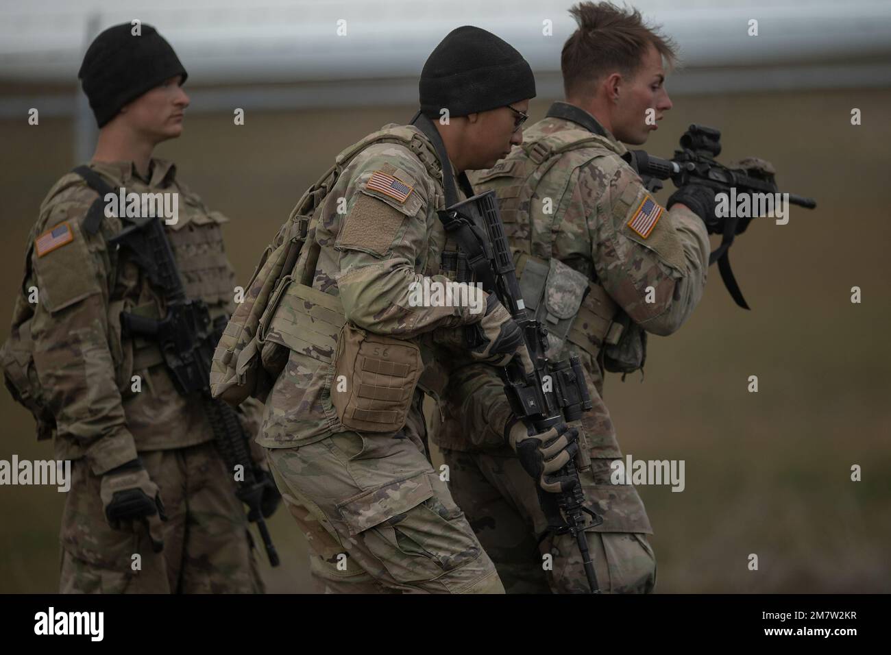 Prima di entrare nella fucilazione, i soldati della Charlie Company praticavano movimenti di squadra all'esterno. Idaho Army National Guard Soldiers from Charlie Company, 2-116th Combined Arms Battalion ha trascorso una parte del loro allenamento annuale lavorando all'interno dell'Orchard Combat Training Center Shoot House. The Shoot House non è un'altra gamma, ma un ambiente di allenamento tattico in cui i soldati affinare le loro abilità nell'entrare e ripulire una stanza e vari passaggi in aree ristrette e vicine. L'esercizio richiede ai leader della squadra di comunicare chiaramente le indicazioni per identificare potenziali minacce e re Foto Stock