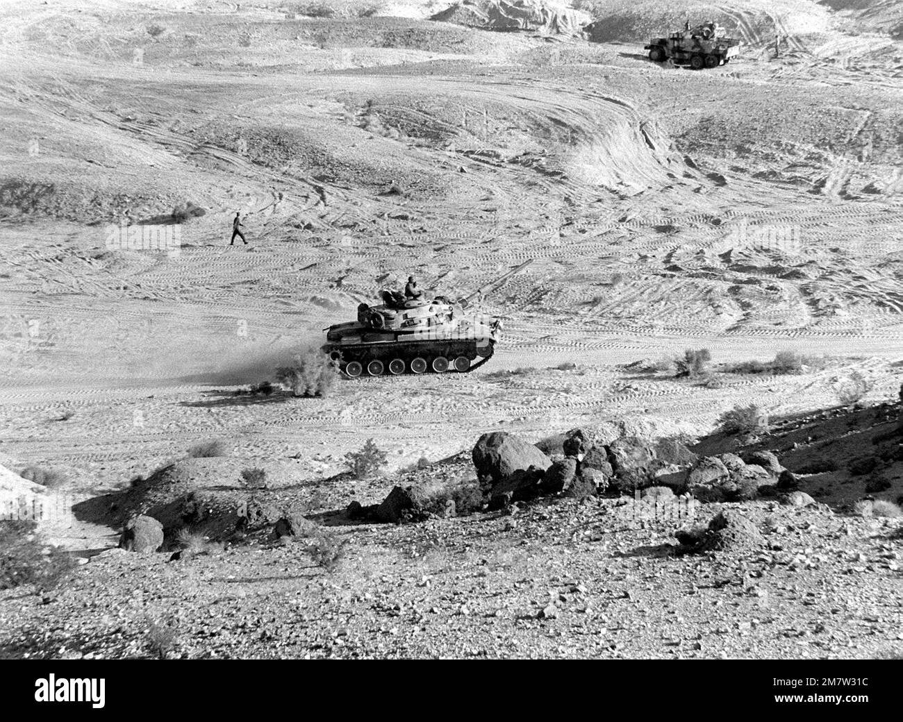 Un serbatoio M-60A1 della 2nd Marine Division si muove in avanti contro il 'nemico' durante l'operazione CAX 4-81. Soggetto operativo/Serie: CAX 4-81 base: Twentynine Palms Stato: California (CA) Paese: Stati Uniti d'America (USA) Foto Stock