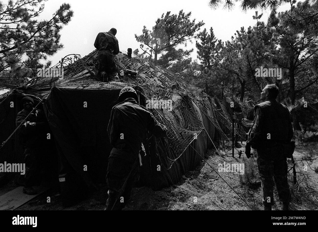 Marines della 3rd Marine Division ha messo fuori un fuoco sopra una tenda durante l'esercizio Team Spirit '82. Subject Operation/Series: TEAM SPIRIT '82 base: Pohang Paese: Repubblica di Corea (KOR) Foto Stock