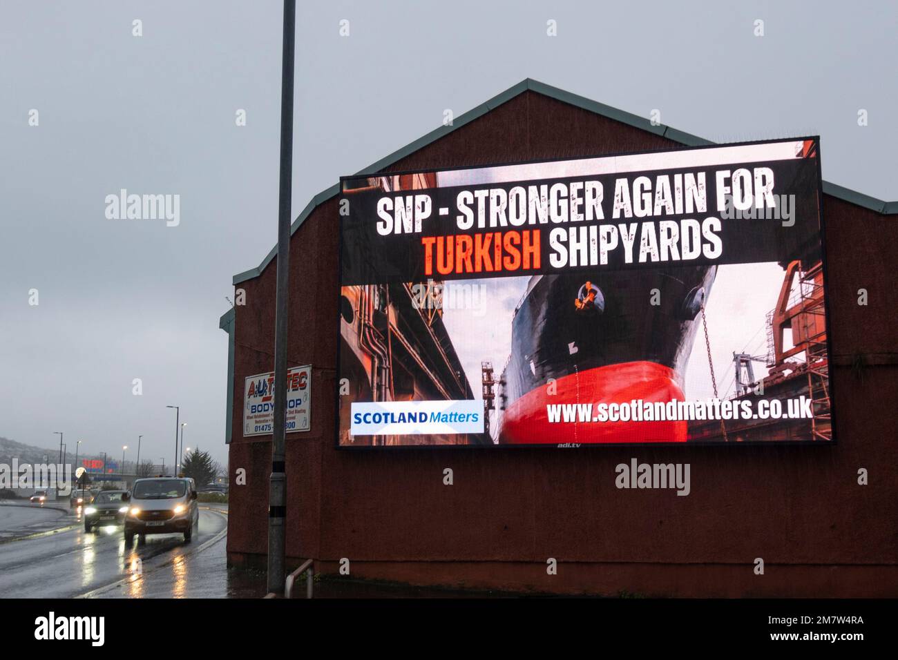 Port Glasgow, Scozia, Regno Unito. 10 gennaio 2023. Affissioni che attaccano la politica del governo SNP di assegnare contratti di costruzione navale scozzese ai traghetti turchi Foto Stock