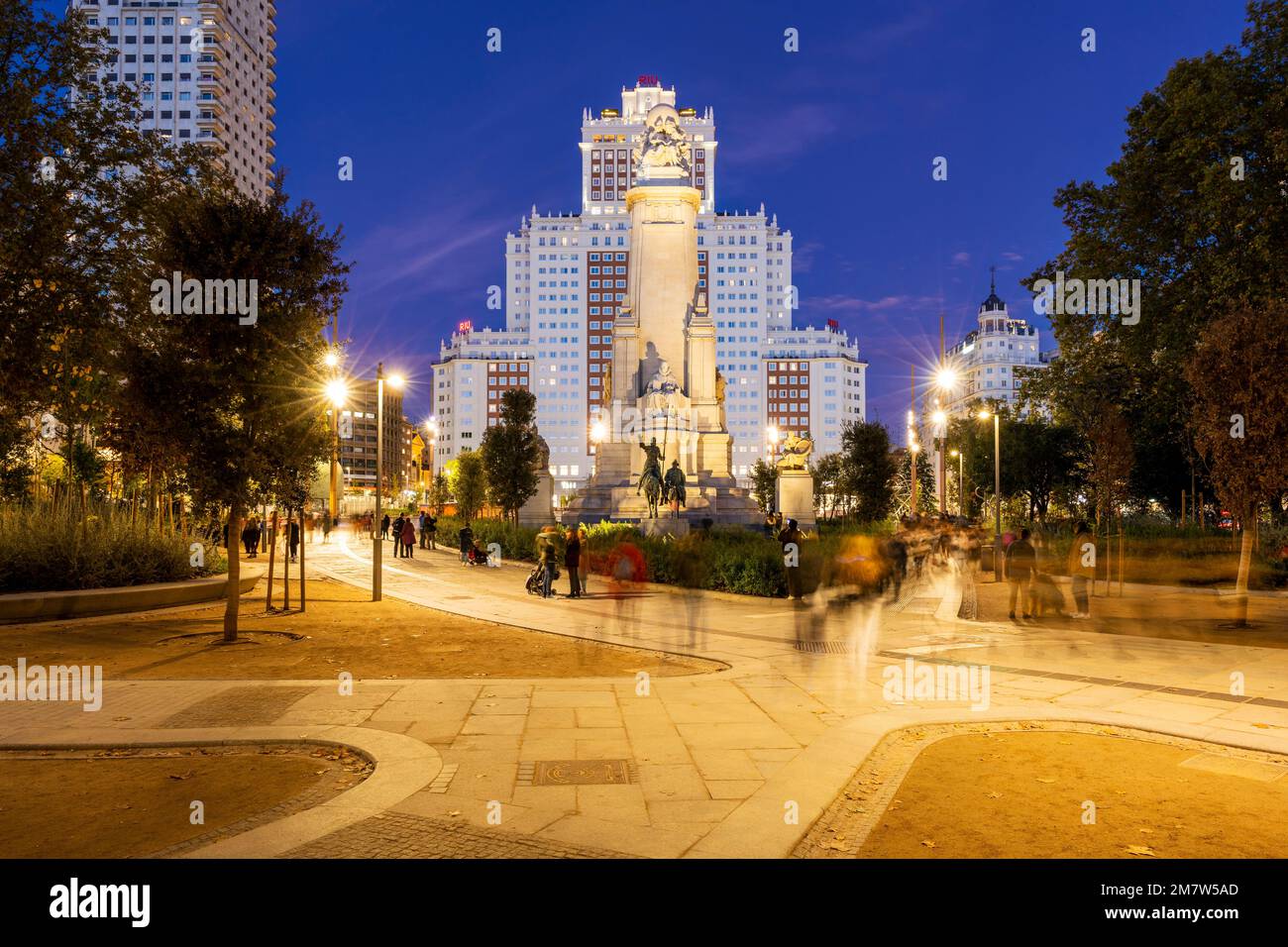 Vista notturna di Plaza de Espana, Madrid, Spagna Foto Stock