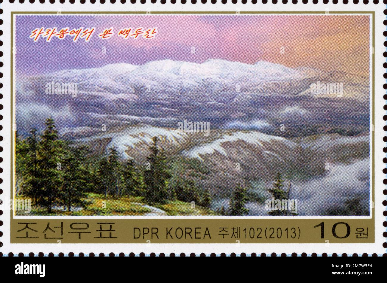 Francobollo nordcoreano del 2013 con vista panoramica del monte Paektu dal Saja Peak, dalla filatelica nordcoreana e dal paesaggio montano. Foto Stock