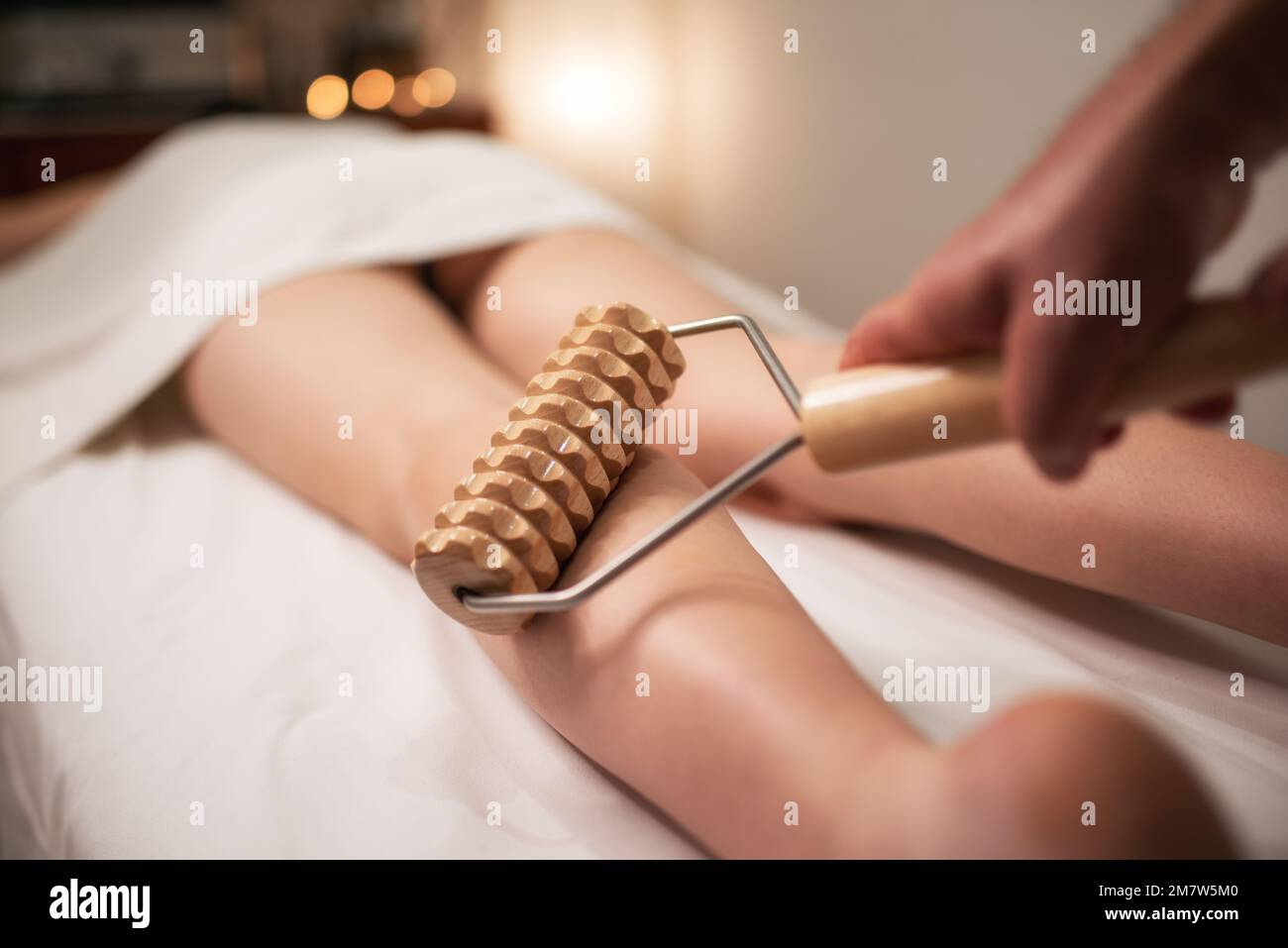 Rullo in legno per massaggio anticellulite. Gambe massaggianti Foto stock -  Alamy