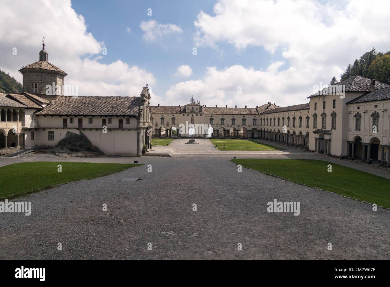 Vista sul complesso religioso di Oropa vicino a Biella, Piemonte, Italia Foto Stock