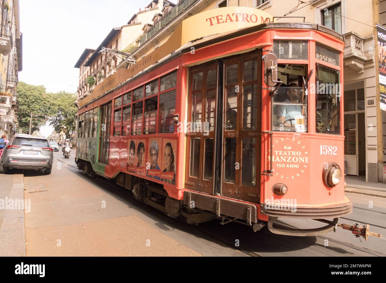 Vista su un vecchio tram elettrico tradizionale nel centro di Milano Foto Stock