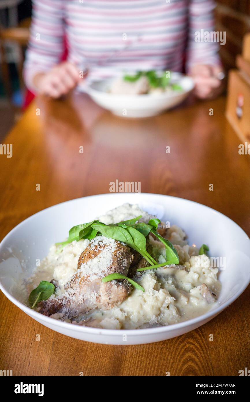 Risotto cremoso con carne a prua sul tavolo del ristorante Foto Stock