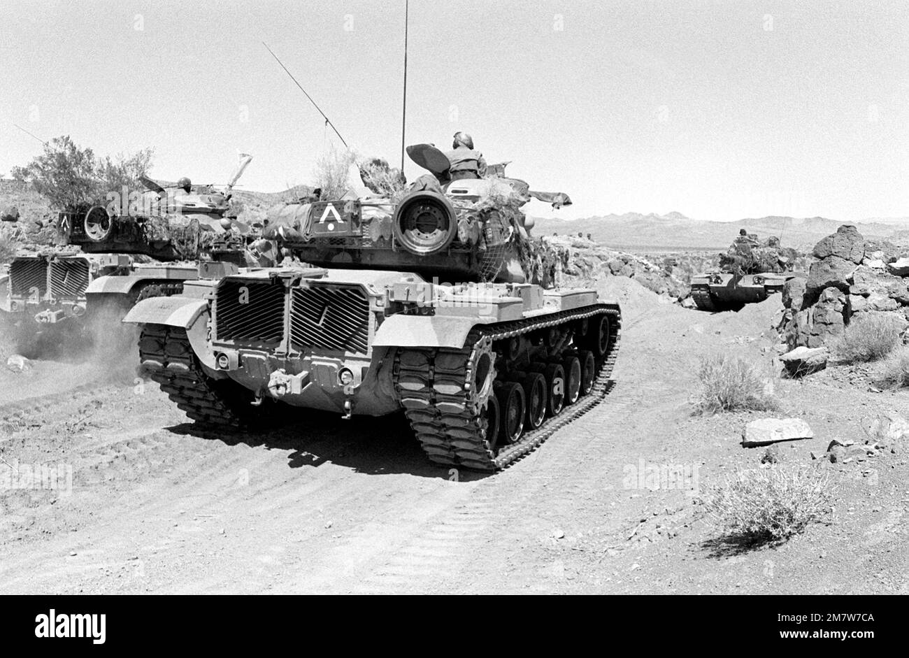 I carri armati marini M-60A1 delle forze opposte si incontrano a testa alta durante gli esercizi di combattimento che hanno luogo come parte della Gallant Eagle '82. Soggetto operativo/Serie: GALLANT EAGLE '82 base: Twentynine Palms Stato: California (CA) Paese: Stati Uniti d'America (USA) Foto Stock