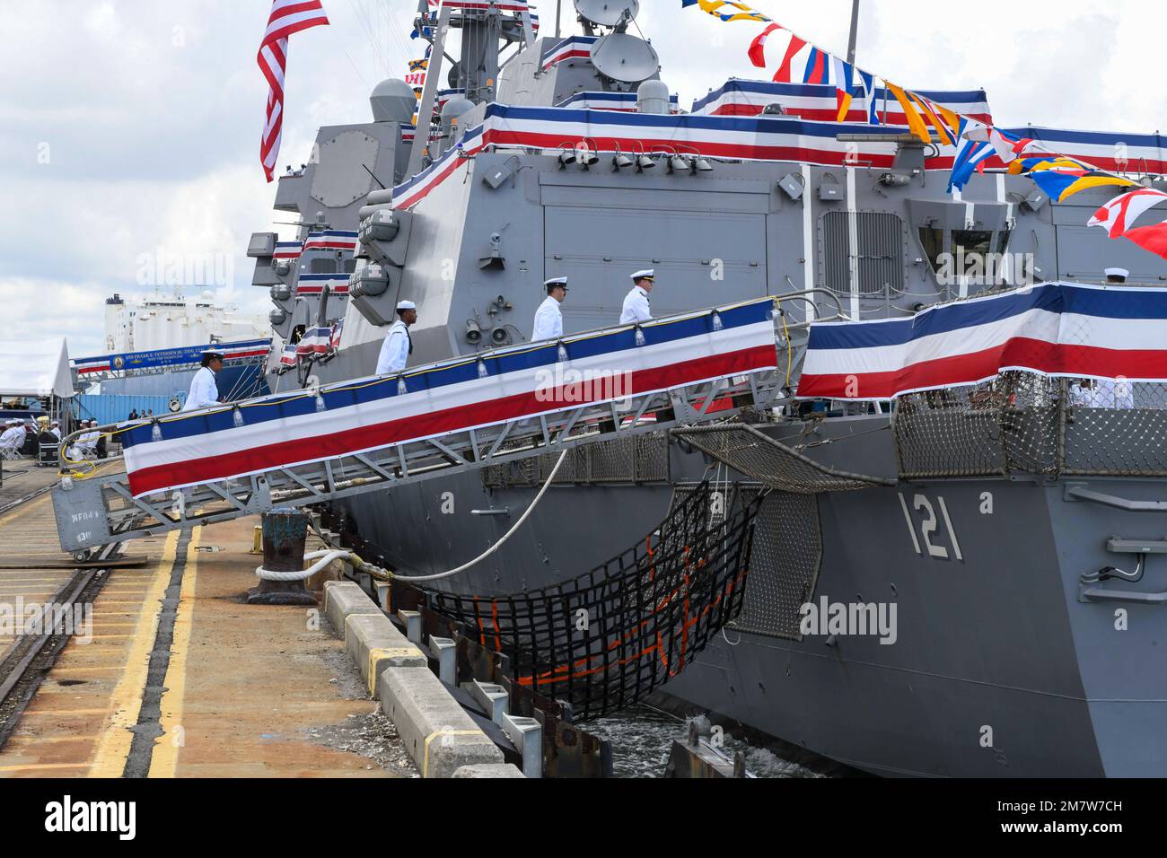 Membri dell'equipaggio del cacciatorpediniere Arleigh Burke USS Frank E. Petersen Jr. (DDG 121) salite a bordo della nave per la messa in servizio del primo orologio durante la cerimonia di messa in servizio a Charleston, S.C. 14 maggio 2022. La nave prende il nome in onore del luogotenente generale del corpo dei Marine, che fu il primo aviatore del corpo dei Marine Africano-Americano e ufficiale generale del corpo dei Marine. Si ritirò dal corpo dei Marine nel 1988 dopo 38 anni di servizio. Foto Stock