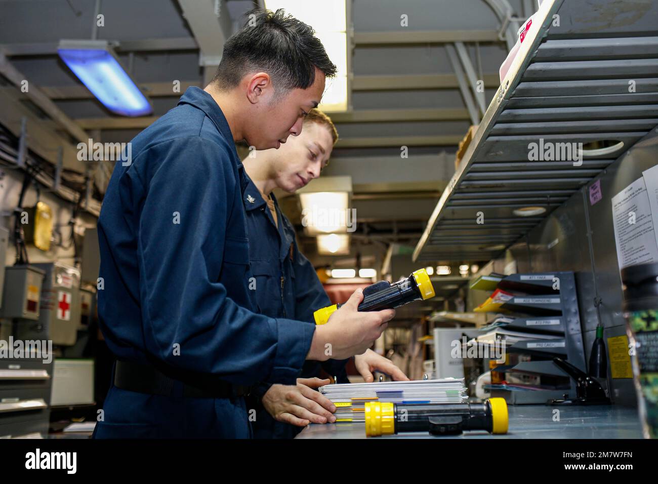 PHILIPPINE SEA (14 maggio 2022) Aviation Support Equipment Technician 3rd Class Patrick Delosreyes, a sinistra, di San Diego, e Aviation Support Equipment Technician 3rd Class Jaxson Bliss, di Brick, N.J., rivedere una scheda di requisiti di manutenzione a bordo della portaerei di classe Nimitz USS Abraham Lincoln (CVN 72). Abraham Lincoln Strike Group è in fase di implementazione pianificata nell'area delle operazioni della flotta 7th degli Stati Uniti per migliorare l'interoperabilità attraverso alleanze e partnership e al tempo stesso fungere da forza di risposta pronta a sostegno di una regione indomPacifico libera e aperta. Foto Stock