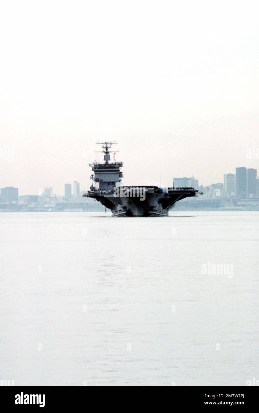 Prua in vista della portaerei nucleare USS ENTERPRISE (CVN-65). L'IMPRESA sta entrando nel porto dopo una breve crociera al termine del recente restauro che ha incluso la ricostruzione della sovrastruttura. Base: Naval Air Station, Alameda Stato: California (CA) Paese: Stati Uniti d'America (USA) Foto Stock