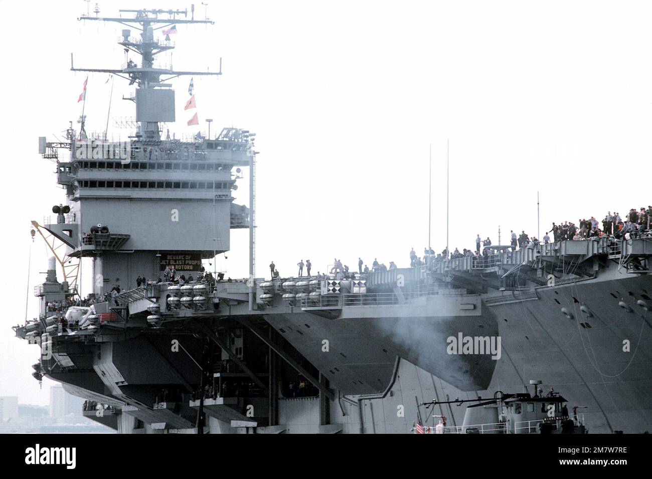 Una vista a dritta della portaerei a energia nucleare USS ENTERPRISE (CVN-65). L'IMPRESA è tornata in porto dopo una breve crociera, dopo il completamento dei recenti lavori di ristrutturazione che hanno incluso la ricostruzione della sovrastruttura. Base: Naval Air Station, Alameda Stato: California (CA) Paese: Stati Uniti d'America (USA) Foto Stock