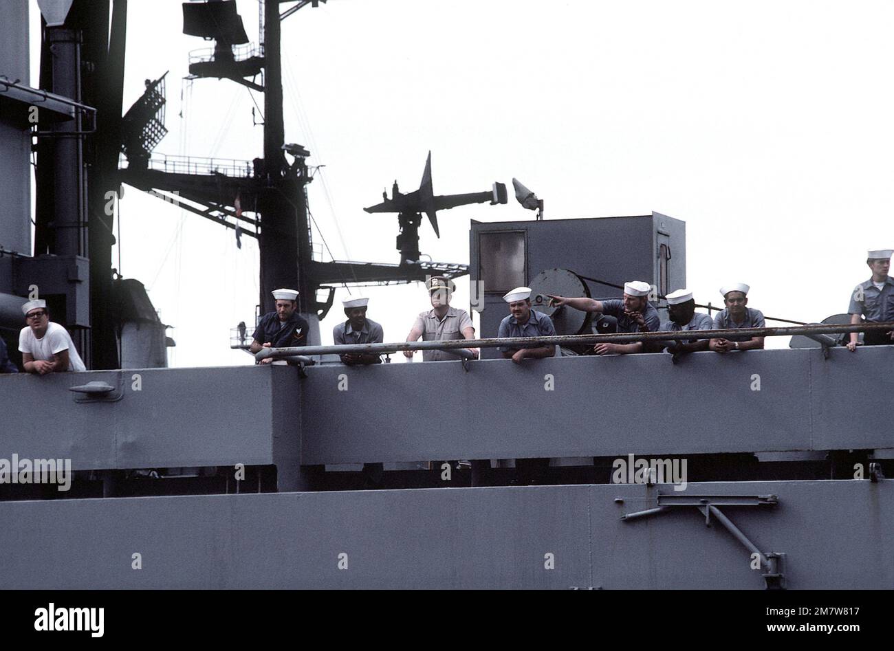 Gli equipaggi a bordo della portaerei nucleare USS ENTERPRISE (CVN-65) cercano i membri della famiglia mentre la nave completa le procedure di attracco. L'IMPRESA è appena tornata da una breve crociera dopo il completamento dei recenti lavori di ristrutturazione che hanno incluso la ricostruzione della sovrastruttura. Base: Naval Air Station, Alameda Stato: California (CA) Paese: Stati Uniti d'America (USA) Foto Stock