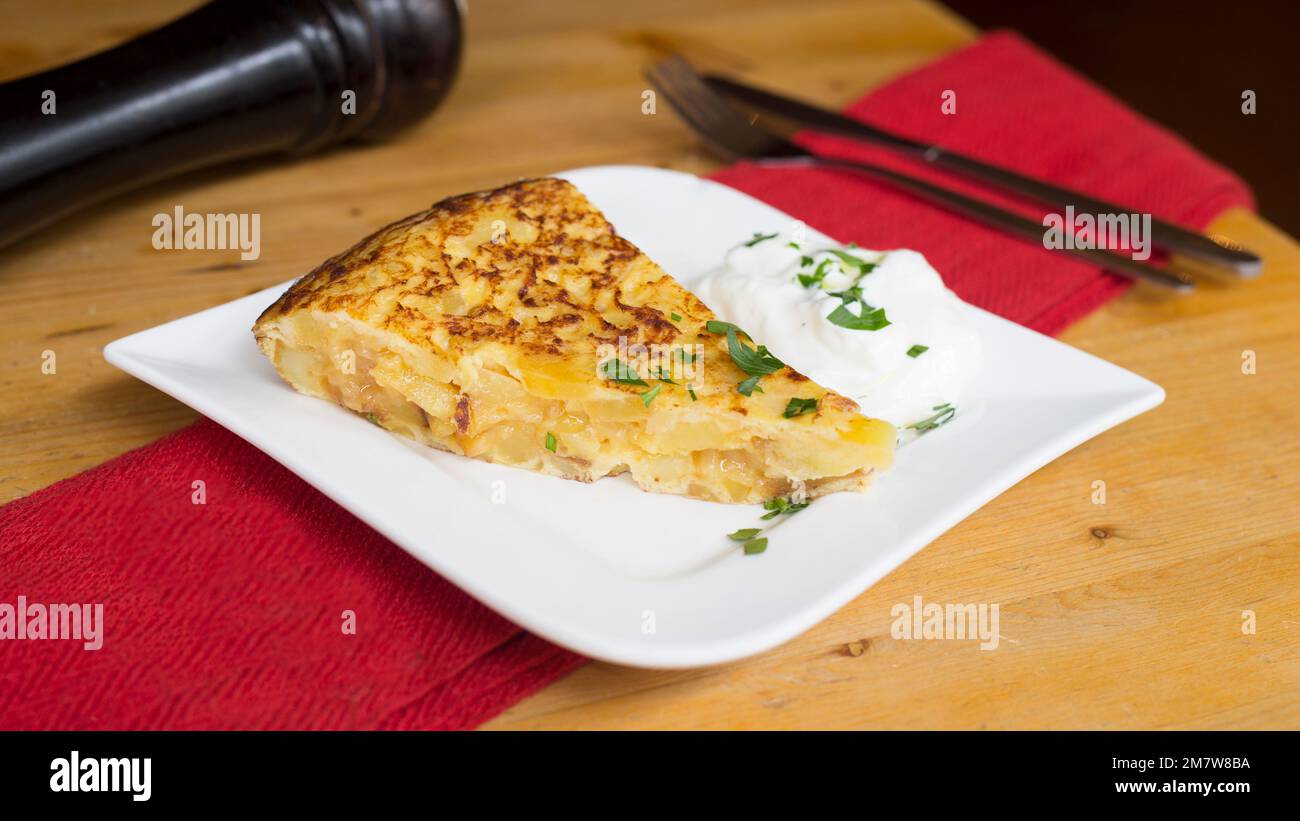 La frittata di patate, o frittata spagnola, è un'omelette o un'omelette alla quale vengono aggiunte le patate tritate. Foto Stock