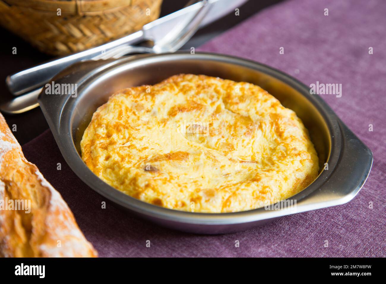 La frittata di patate, o frittata spagnola, è un'omelette o un'omelette alla quale vengono aggiunte le patate tritate. Foto Stock