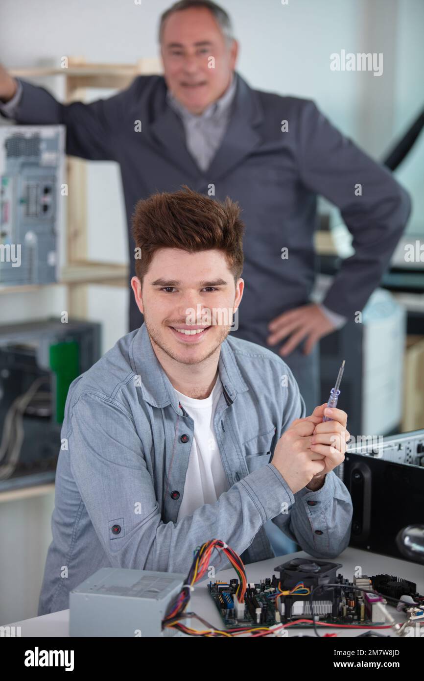 giovane uomo che impara a saldare il filo Foto Stock