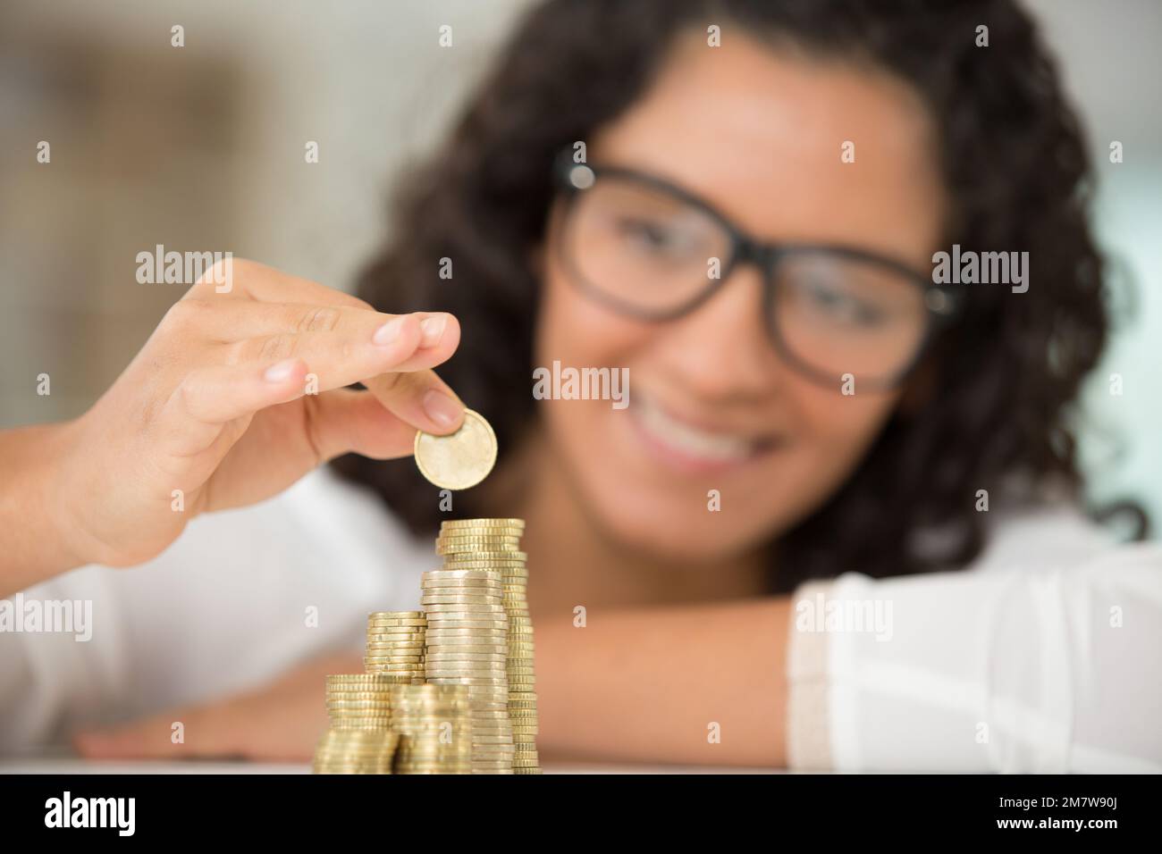 una donna sta salvando monete Foto Stock