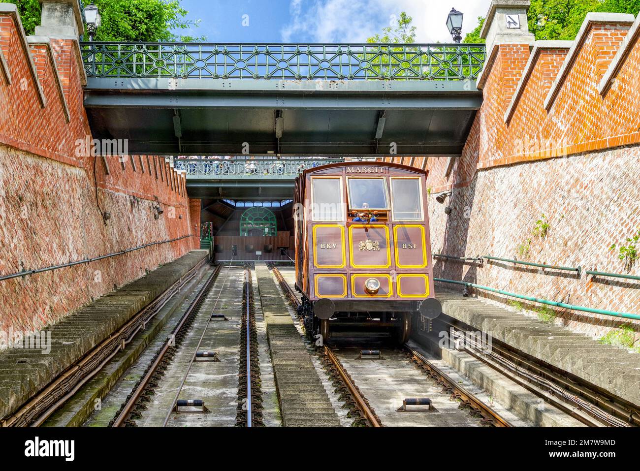 BUDAPEST, UNGHERIA - 6 MAGGIO: Funicolare di collina del Castello chiamata Budavari siklo il 6 maggio 2017 a Budapest Foto Stock