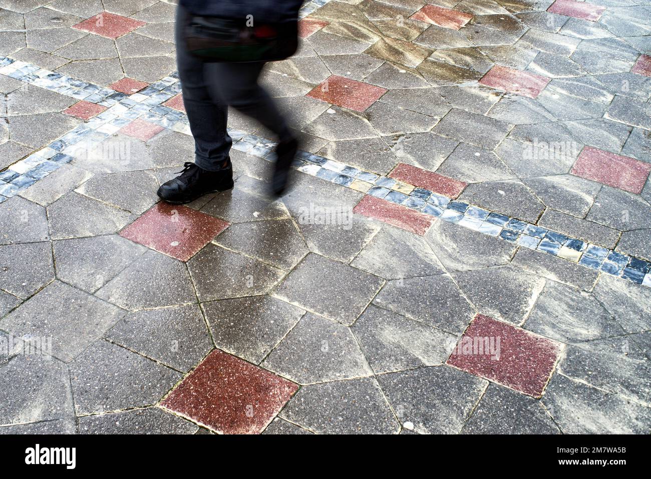 Polline giallo sul marciapiede e persone che vi camminano. Foto Stock