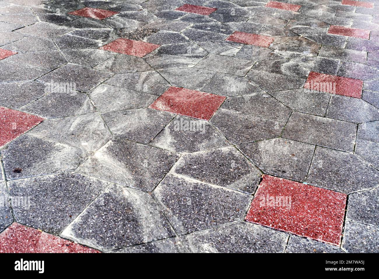 Polline giallo nell'acqua sul marciapiede. Stagione allergica in città Foto Stock