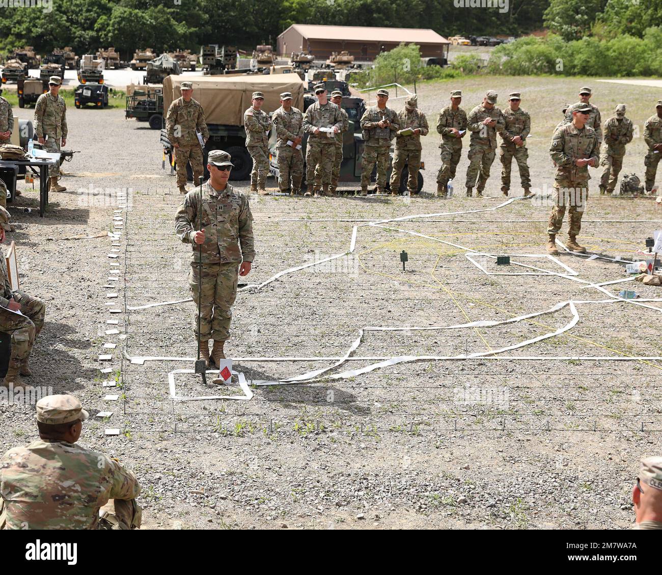 Il Capt. Johnson Lam, assistente S2 (a sinistra) e il Capt. Kevin Song, assistente S3, 1st Brigata Armorata, 1st Divisione Armorata usano il modello del terreno per mostrare le azioni e gli obiettivi tematici per le unità di addestramento durante il controllo di esercizio della brigata e le prove di forza avversaria al complesso di fuoco vivo di Rodriguez, Repubblica di Corea, Il 14 maggio 2022; lo scopo della prova di controllo dell'esercizio e della forza di opposizione era quello di sincronizzare le azioni del comando superiore e della forza di opposizione durante l'esercizio, fornendo un efficace addestramento all'unità. Soldati di tutta la squadra di combattimento della Brigata Armorata 1st “Leggi Foto Stock