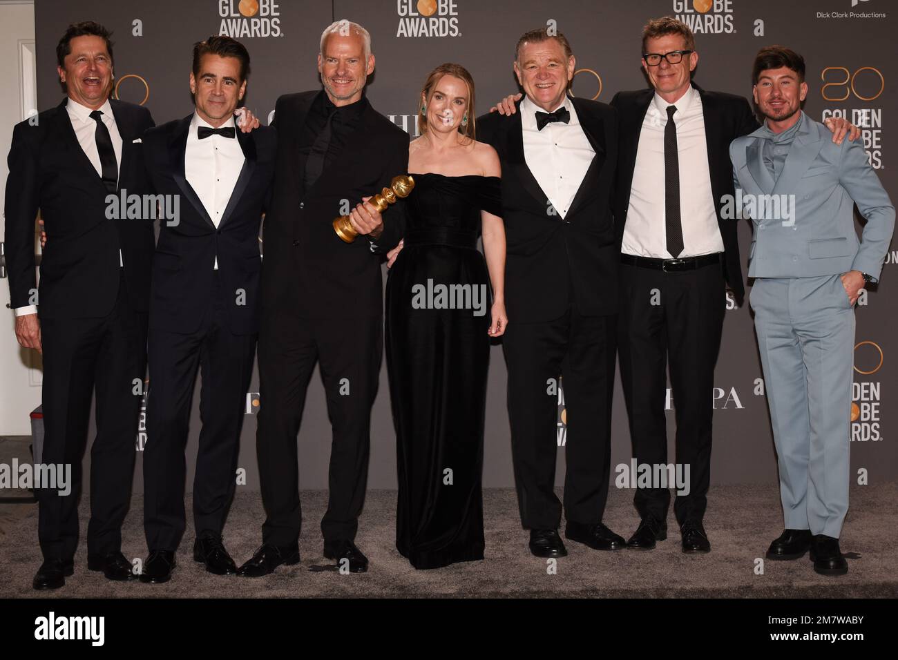 10 gennaio 2023, Beverly Hills, California, Stati Uniti: (L-R) Peter Czernin, Colin Farrell, Martin McDonagh, Kerry Condon, Brendan Gleeson, Graham Broadbent, e Barry Keoghan, vincitori di Best Picture - Musical/Comedy per ''The Banshees of Inisherin'' al Golden Globe Awards 80th. (Credit Image: © Billy Bennight/ZUMA Press Wire) SOLO PER USO EDITORIALE! Non per USO commerciale! Foto Stock