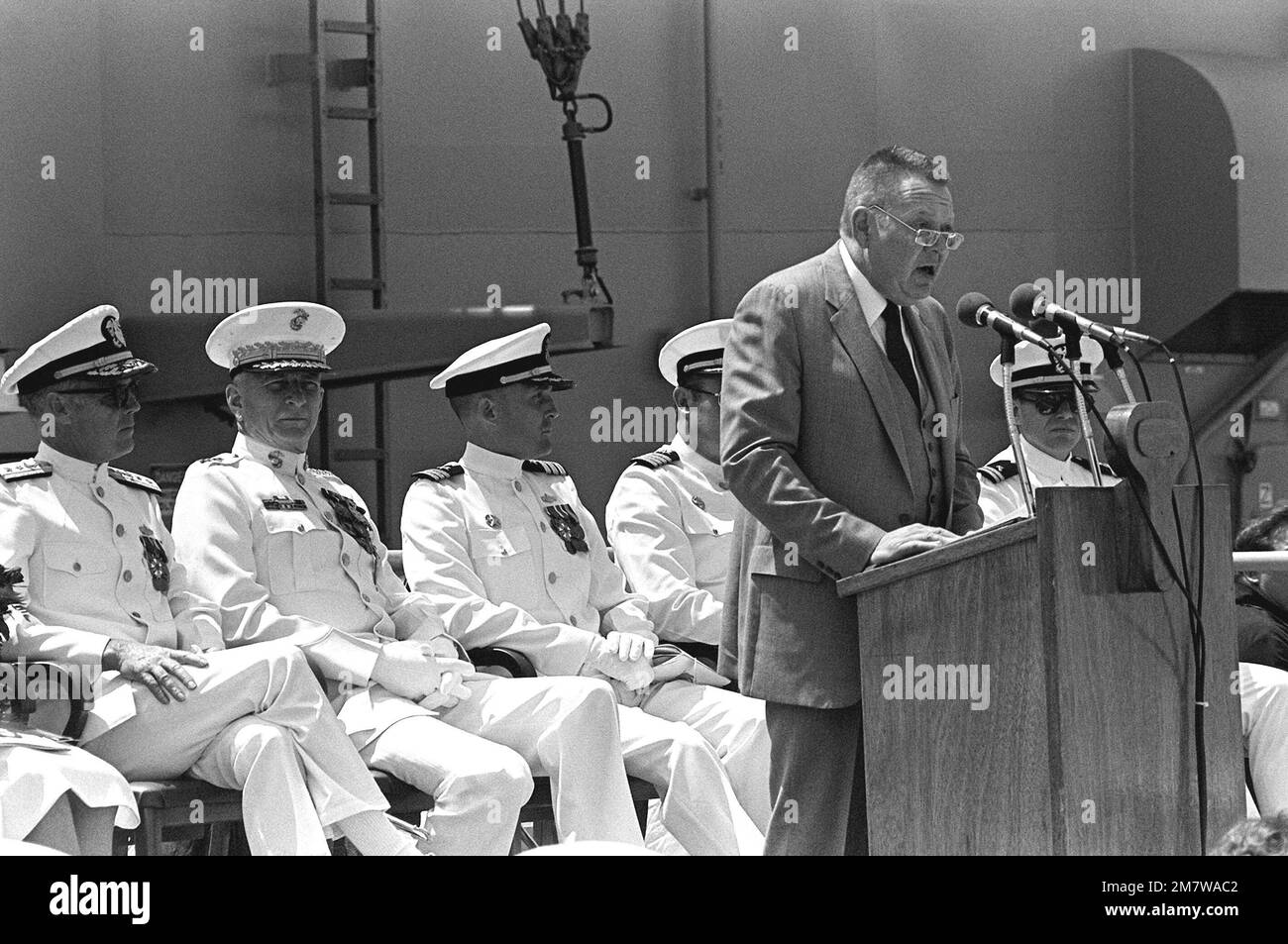 Len M. Thorell, vice presidente e direttore generale di Todd Pacific Shipyards Corporation, Los Angeles Division, parla ai partecipanti alla cerimonia di messa in servizio della fregata missilistica guidata USS LEWIS B. ESTRATTORE (FFG-23). Base: Naval Air Station, Long Beach Stato: California (CA) Paese: Stati Uniti d'America (USA) Foto Stock