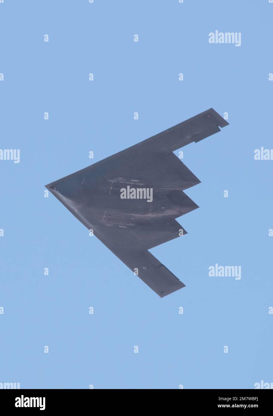 NEGLI STATI UNITI Air Force B-2 Spirit esegue un volo-by durante Wings Over Solano alla base dell'aeronautica militare di Travis, California, 14 maggio 2022. L'evento di due giorni ha visto la partecipazione del team di paracadute Wings of Blue, del Team Travis Parade of heavies, dei team di dimostrazione F-16 Fighting Falcon e F-35A Lightning II, oltre a mostre statiche. Foto Stock