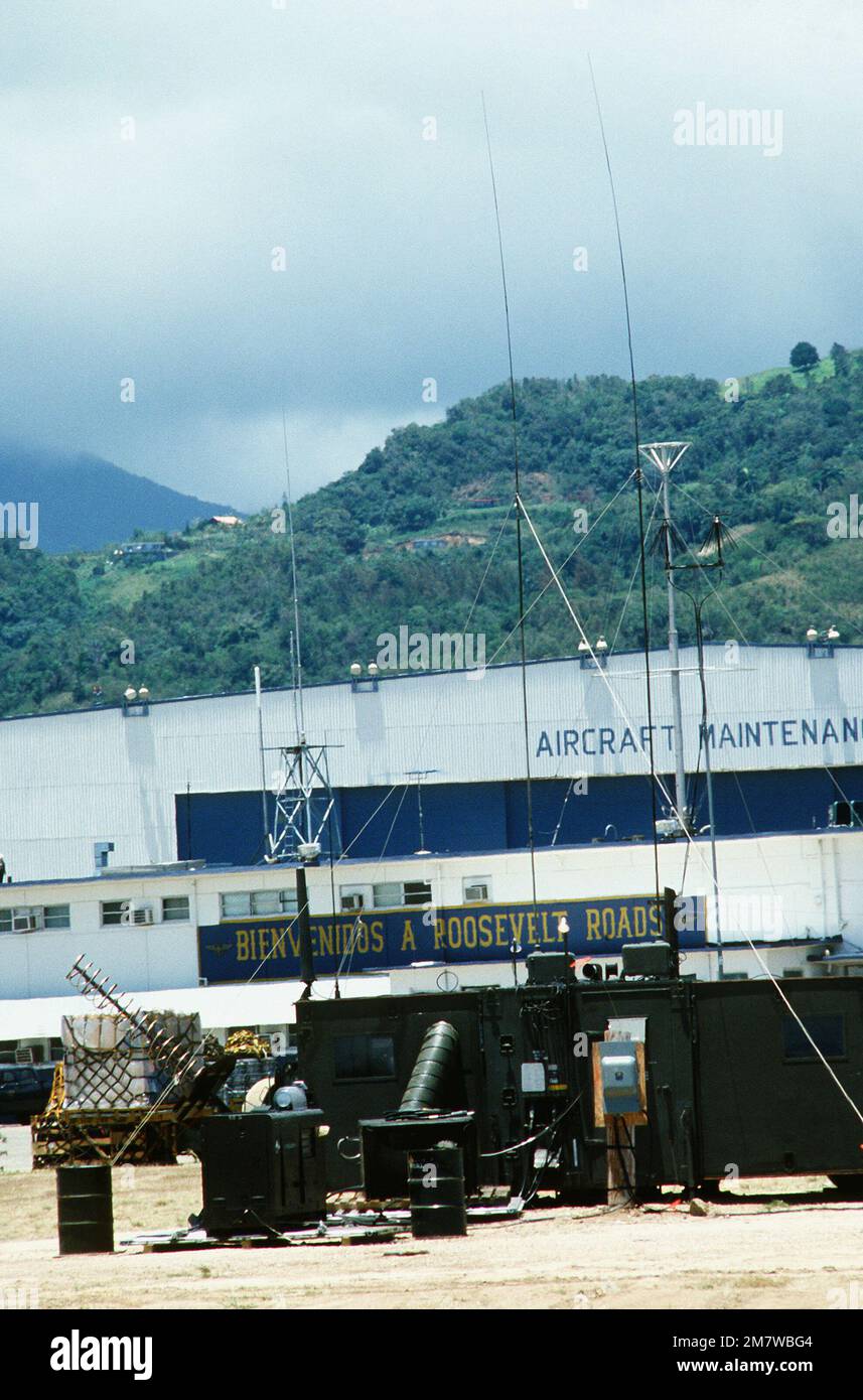 Una vista degli elementi di controllo dell'ascensore mobile dalla 437th Military Airlift Wing durante l'esercizio Ocean Venture '82. Soggetto operativo/Serie: OCEAN VENTURE '82 base: NAS, Roosevelt Roads Stato: Puerto Rico (PR) Paese: Stati Uniti d'America (USA) Foto Stock