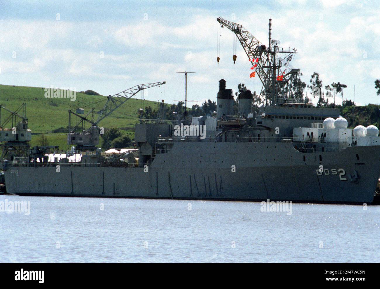 Vista a dritta della nave ausiliaria di appoggio per immersione profonda USS POINT LOMA (AGDS-2) dotata di Trident PACVANS (radomes Housing Telemetry), ormeggiata presso il cantiere navale di Mare Island. Base: Vallejo Stato: California (CA) Paese: Stati Uniti d'America (USA) Foto Stock