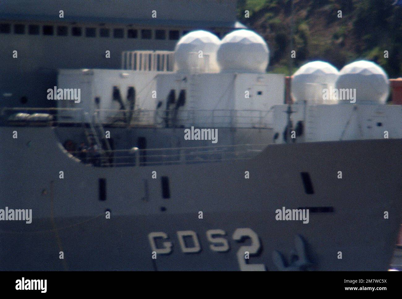 Vista a dritta della nave ausiliaria di appoggio per immersione profonda USS POINT LOMA (AGDS-2) dotata di Trident PACVANS (radomes Housing Telemetry), ormeggiata presso il cantiere navale di Mare Island. Base: Vallejo Stato: California (CA) Paese: Stati Uniti d'America (USA) Foto Stock